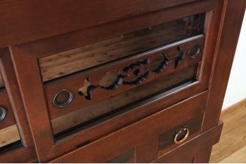 アンティーク家具　古い木のモダンなモールガラス入り水屋箪笥(食器棚)