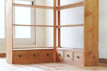 アンティーク家具　古い木味の引き出し付きL型飾り棚