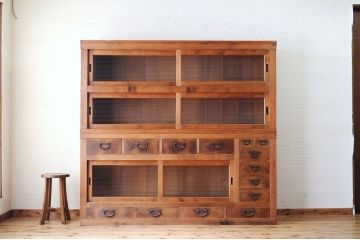 アンティーク家具　◇特大!古い木味の二段重ねモールガラス収納棚