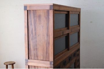 アンティーク家具　◇特大!古い木味の二段重ねモールガラス収納棚