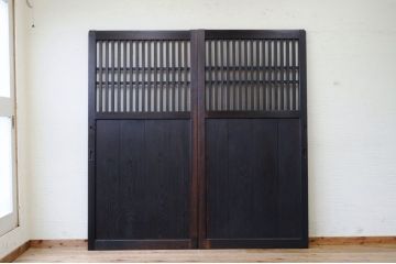 古い商家のガッシリとした格子板戸2枚組