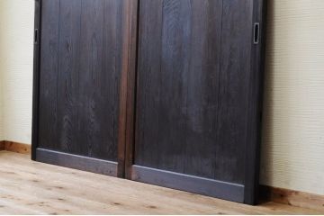 古い商家のガッシリとした格子板戸2枚組