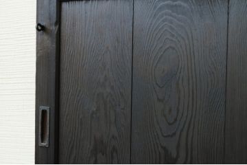 古い商家のガッシリとした格子板戸2枚組
