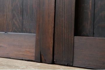 古い商家のガッシリとした格子板戸2枚組