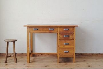アンティーク家具　古い木の大振りな片袖机
