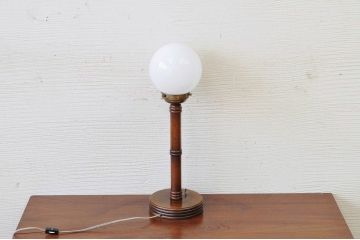 可愛いデザイン!古いお家のレトロなテーブルスタンド