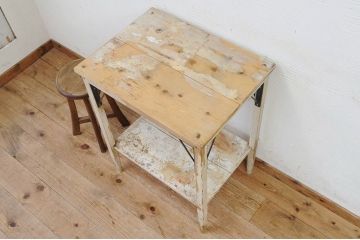 レトロ家具　ペンキの剥げたレトロな作業台