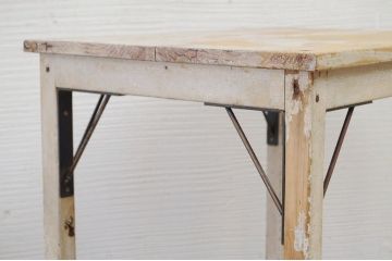 レトロ家具　ペンキの剥げたレトロな作業台