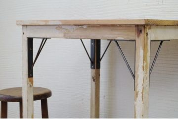 レトロ家具　ペンキの剥げたレトロな作業台