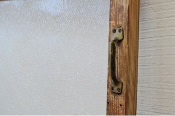 古い木味のダイヤガラス扉(ドア)