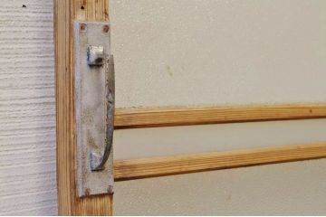古い木味のダイヤガラス扉(ドア)