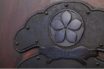 ほぼ1枚板!!極厚の総欅1枚板蔵戸(玄関戸)