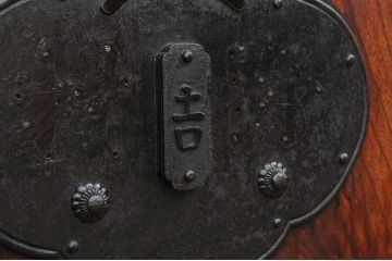 ほぼ1枚板!!極厚の総欅1枚板蔵戸(玄関戸)