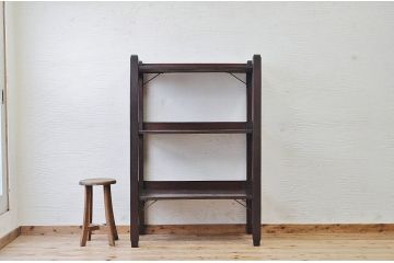 アンティーク家具　★古い木の大振りな脚付き飾り棚