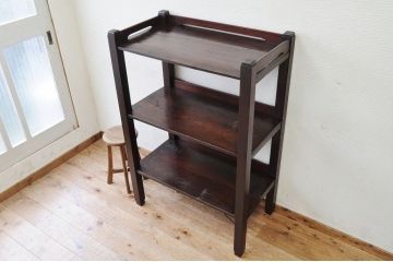 アンティーク家具　★古い木の大振りな脚付き飾り棚