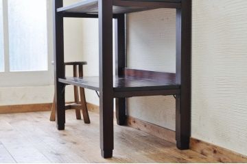 アンティーク家具　★古い木の大振りな脚付き飾り棚