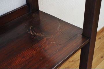 アンティーク家具　★古い木の大振りな脚付き飾り棚