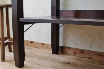 アンティーク家具　★古い木の大振りな脚付き飾り棚