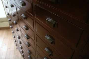 アンティーク家具　◇古い木の大きな二段重ね引き出し