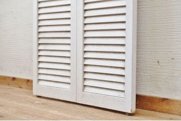 素敵な雰囲気!白いペイントのクローゼットのルーバードア