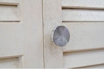 素敵な雰囲気!白いペイントのクローゼットのルーバードア