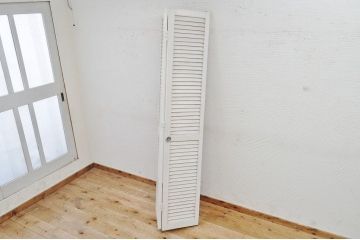 素敵な雰囲気!白いペイントのクローゼットのルーバードア