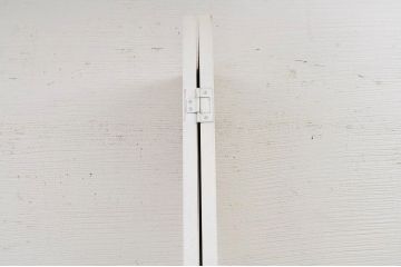 素敵な雰囲気!白いペイントのクローゼットのルーバードア