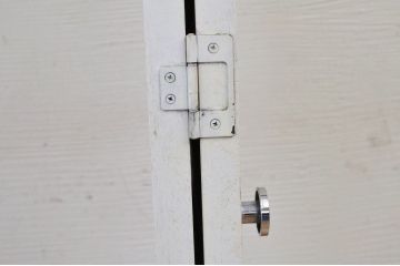 素敵な雰囲気!白いペイントのクローゼットのルーバードア