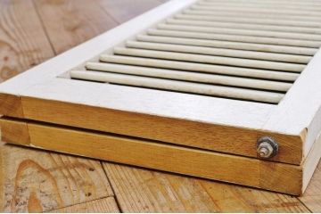 素敵な雰囲気!白いペイントのクローゼットのルーバードア