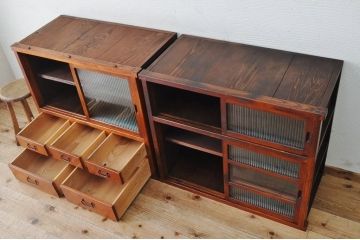 レトロ家具　☆前面欅!レトロなデザインのモールガラス食器棚