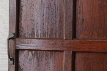 古い木のシンプルな無垢材ドア3