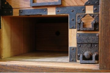 アンティーク家具　明治期!!ケヤキ製の小振りな越後帳場小箪(銭戸棚)