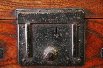 アンティーク家具　明治期!!ケヤキ製の小振りな越後帳場小箪(銭戸棚)