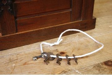 アンティーク家具　明治期!!ケヤキ製の小振りな越後帳場小箪(銭戸棚)
