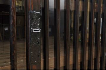 極上美品!縦桟が素敵な薄型九尺収納棚