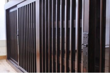 極上美品!縦桟が素敵な薄型九尺収納棚