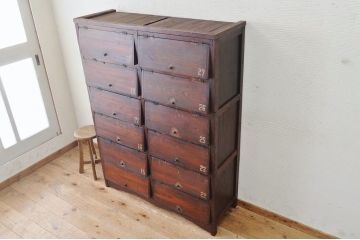 アンティーク家具　素敵なデザイン!大きなパタパタ下駄箱