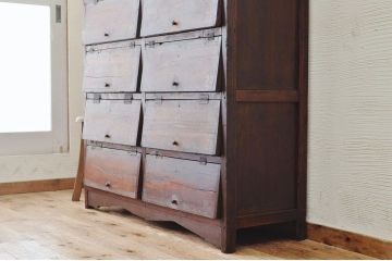 アンティーク家具　素敵なデザイン!大きなパタパタ下駄箱