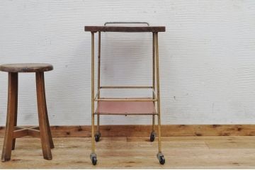 レトロ家具　レトロなデザインのキャスターワゴン