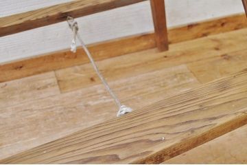 アンティーク雑貨　古い木味の小振りな脚立
