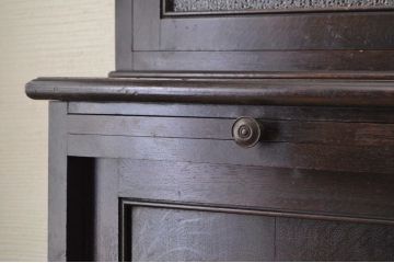 アンティーク家具　総楢材!古いお屋敷の上質な作業台付食器棚