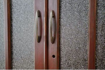 アンティーク家具　訳あり品　大振りなダイヤガラス本箱