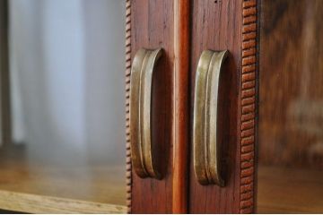 アンティーク家具　古い木の上質なダイヤガラス本箱