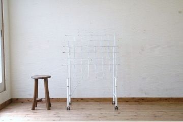 古い雑貨屋の変り型キャスター付アイアンラック