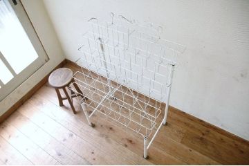 古い雑貨屋の変り型キャスター付アイアンラック