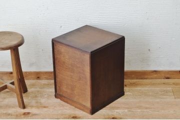 アンティーク家具　古い木のネームプレート付き小引き出し