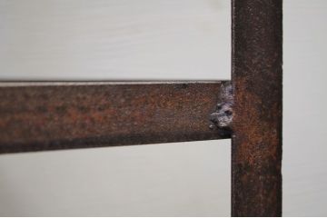 アンティーク家具　★重厚なアイアン飾り棚(小)