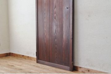 古い木の味のあるドア