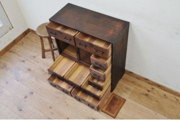 アンティーク家具　前面欅!古い欅材の小振りな帳場小箪笥