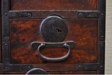 アンティーク家具　前面欅!古い欅材の小振りな帳場小箪笥